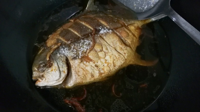 生抽金昌鱼,放入有金昌鱼一半高度的清水中火烧至汤汁浓稠，中途翻个面