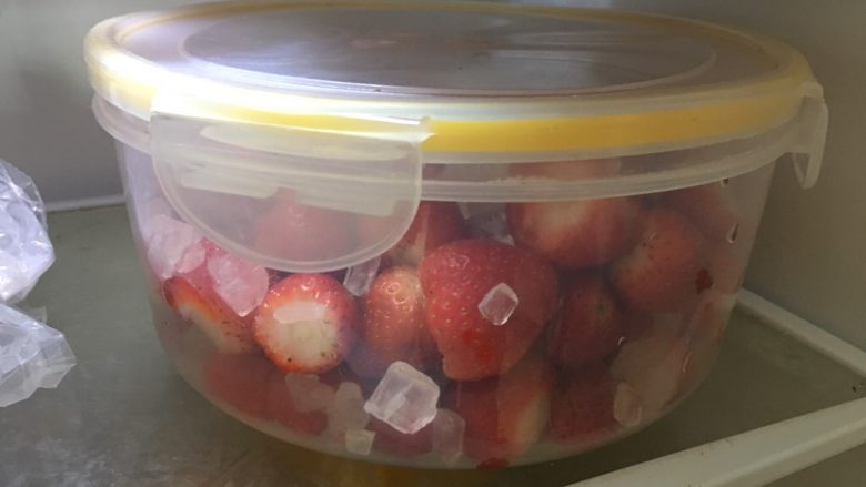 电饭煲版草莓酱,放冰糖冷藏4小时以上。