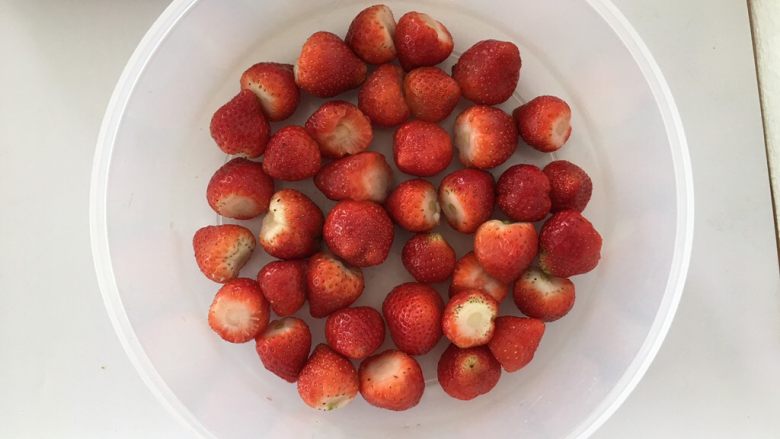 电饭煲版草莓酱,铺一层草莓。