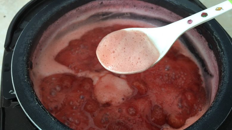 电饭煲版草莓酱,撇出泡泡。