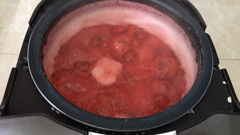 电饭煲版草莓酱,煮开几分钟后的状态。