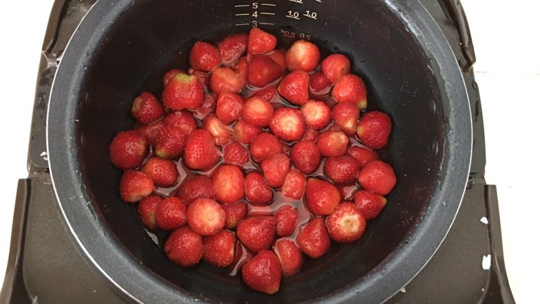 电饭煲版草莓酱,通电开煮。