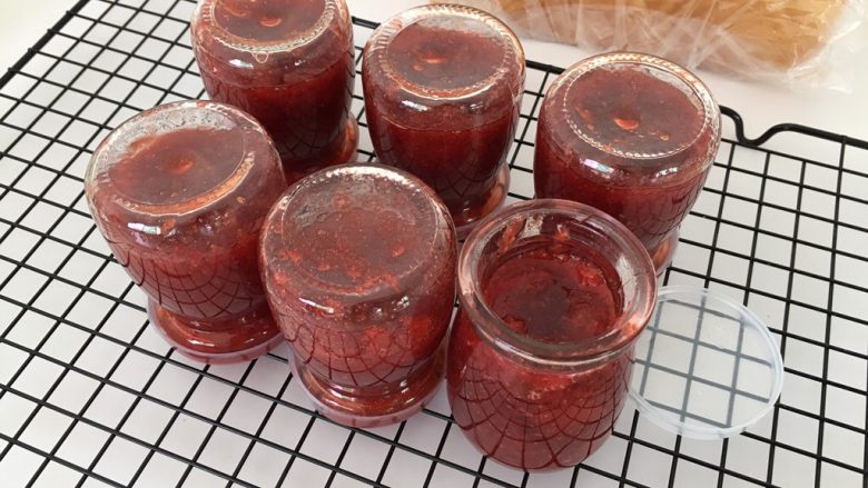 电饭煲版草莓酱,盖上盖子马上倒扣，形成真空可以保存更久。