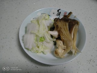 砂锅排骨面,白菜、平菇用手撕开。