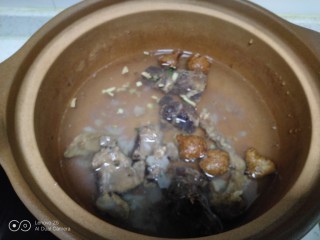 砂锅排骨面,砂锅中加入适量水，放入排骨、牛肉丸。