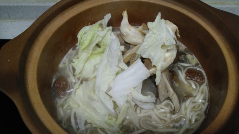 砂锅排骨面,面条断生放入平菇、白菜。