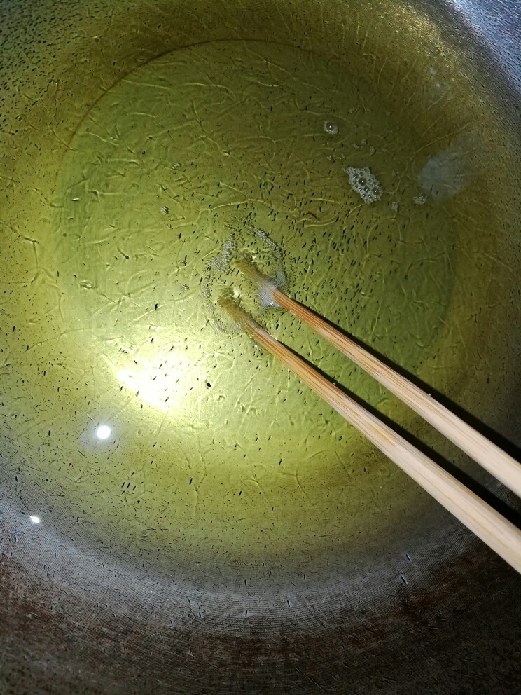 炸地瓜香芋丸,烧至八成热，筷子放进油里有泡泡冒出即是