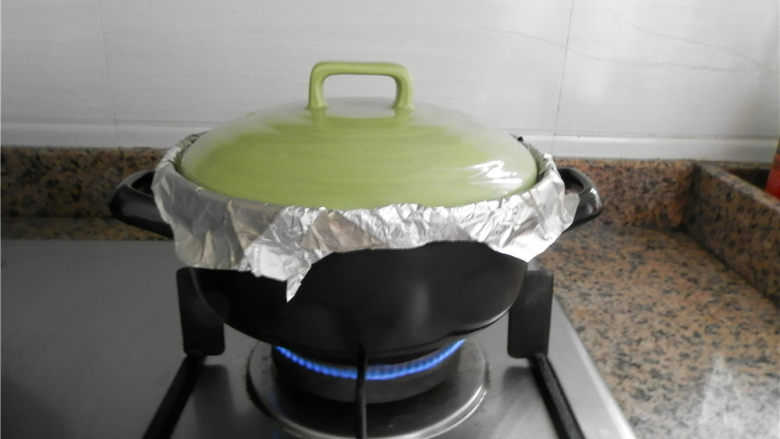 砂锅烤红薯,盖上锅盖，中火烤40分钟左右，期间每隔15分钟左右开盖将红薯翻一次面。