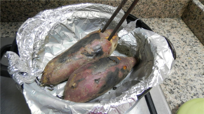 砂锅烤红薯,关火后，不开盖，继续利用砂锅的余热再焖10分钟。再用筷子能插进去红薯，说明已烤熟了。