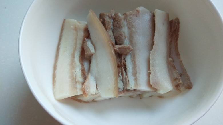 新文美食  炸豆腐 豆腐乳扣肉,在把多余的肉片放入碗中。