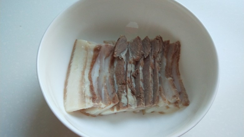 新文美食  炸豆腐 豆腐乳扣肉,在皮朝下放入碗中。