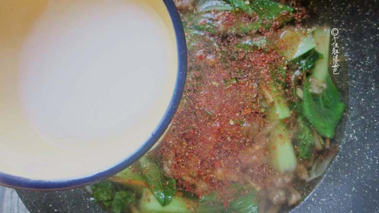 酸辣酥肉汤,最后淋入少许水淀粉勾芡，出锅前加入少许香油和胡椒粉、醋
