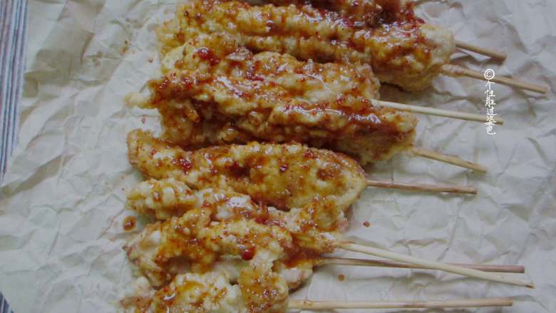甜辣鸡肉串,炸好的鸡肉串刷上熬好的酱料，撒上孜然粉和辣椒粉