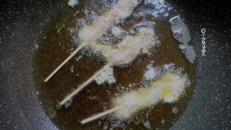 甜辣鸡肉串,锅内多放些油，烧到六成热将挂满糊的肉串放进去进去炸
