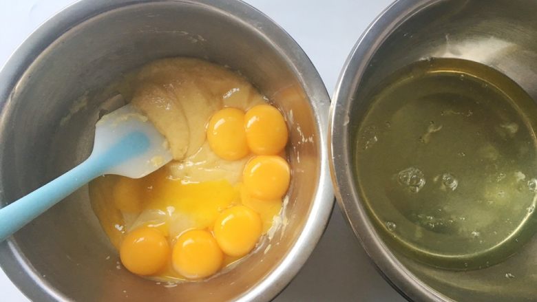 日式棉花蛋糕（8寸圆模）,分离鸡蛋，蛋白打至干净的容器内，蛋黄加入到面糊中
