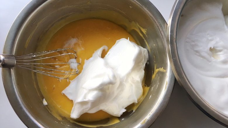日式棉花蛋糕（8寸圆模）,取一部分蛋白霜加入到蛋黄糊中，先用蛋抽翻拌均匀，用蛋抽翻拌面糊可以快速的将蛋白打散，而面糊不容易消泡