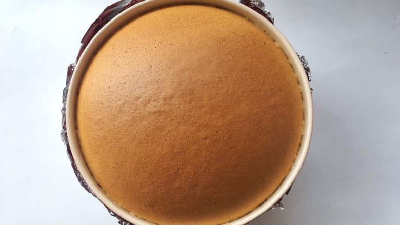 日式棉花蛋糕（8寸圆模）,出炉平放2分钟降温，之后侧滚模具，将蛋糕脱模
