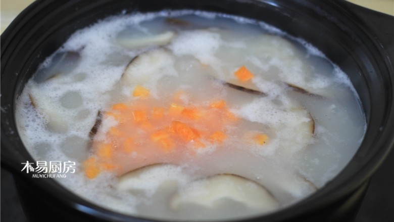 香菇鸡肉粥,将胡萝卜丁下入大米粥中，再煮5分钟，至香菇和胡萝卜熟。