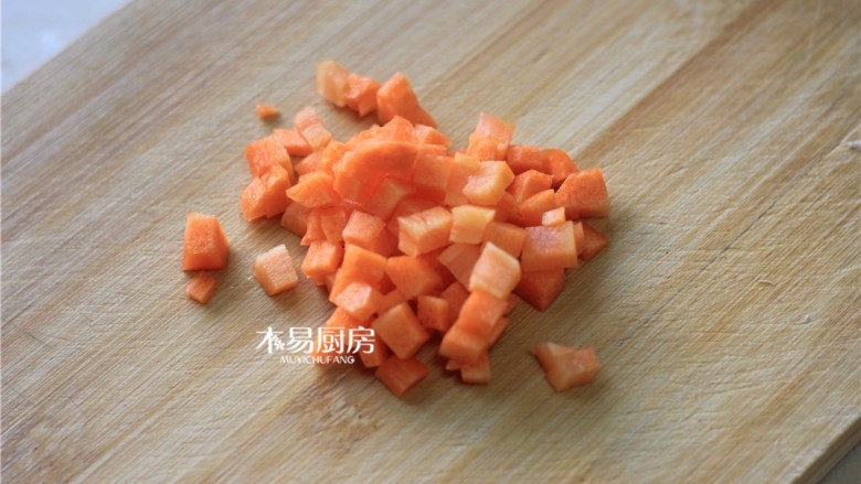 香菇鸡肉粥,<a style='color:red;display:inline-block;' href='/shicai/ 25'>胡萝卜</a>切丁，备用。