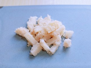 鳞虾鸡汁西蓝花,鳞虾肉切小块。