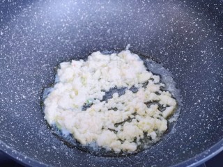 鳞虾鸡汁西蓝花,起油锅，加入鳞虾肉翻炒。