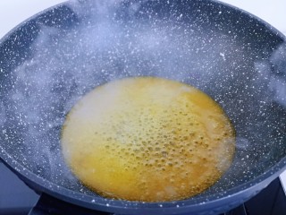 鳞虾鸡汁西蓝花,中小火将鸡汁烧沸即可关火，特别方便。