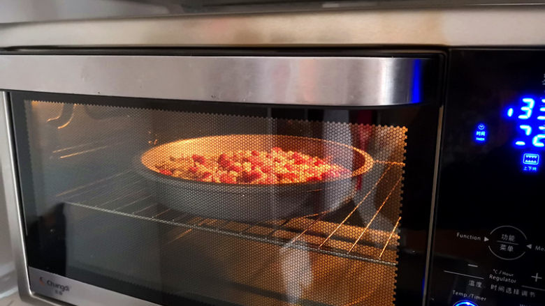 大米披萨,烤箱预热，上下火，中层，195度烤15分钟左右，	