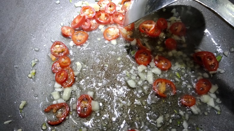 韭菜爱上花蛤,锅内加油，大蒜末煸香加入红椒圈，煸香。