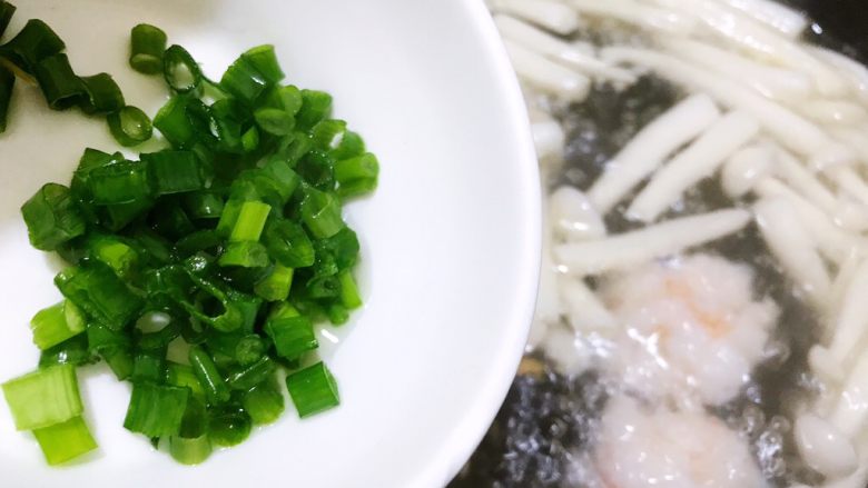 虾滑菌菇汤,煮一分钟虾滑浮起，出锅前撒上葱花即可