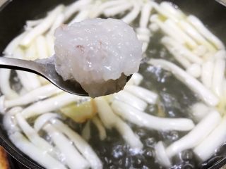 虾滑菌菇汤,用勺子把虾滑团成丸子放入锅里