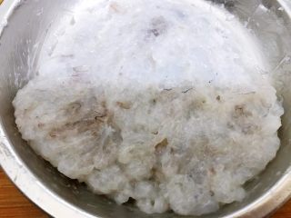 虾滑菌菇汤,抹平密封放入冰箱冷藏38分钟
