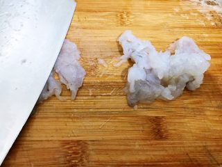虾滑菌菇汤,虾仁解冻洗净后去除虾线，用刀面压扁