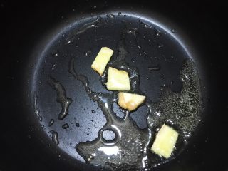 虾滑菌菇汤,放入姜片爆香