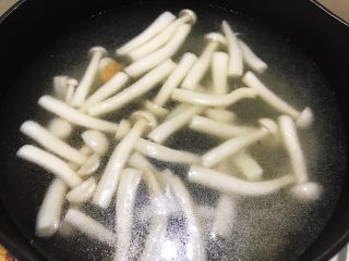 虾滑菌菇汤,加入清水，水滚开后再煮2分钟