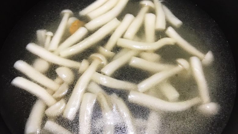 虾滑菌菇汤,加入清水，水滚开后再煮2分钟