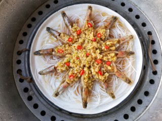 蒜蓉粉丝开背虾,上锅隔水蒸，开锅后8分钟即可。