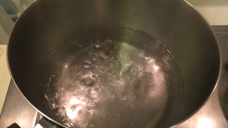 高丽菜卷,起一锅热水烧开