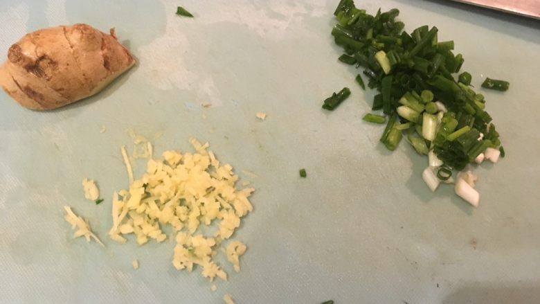 高丽菜卷,葱洗净切葱花、姜片切末