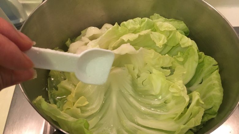 高丽菜卷,高丽菜叶下锅加一点盐川烫，不要太久，菜叶变软即可，保留两片最大叶的别下锅。