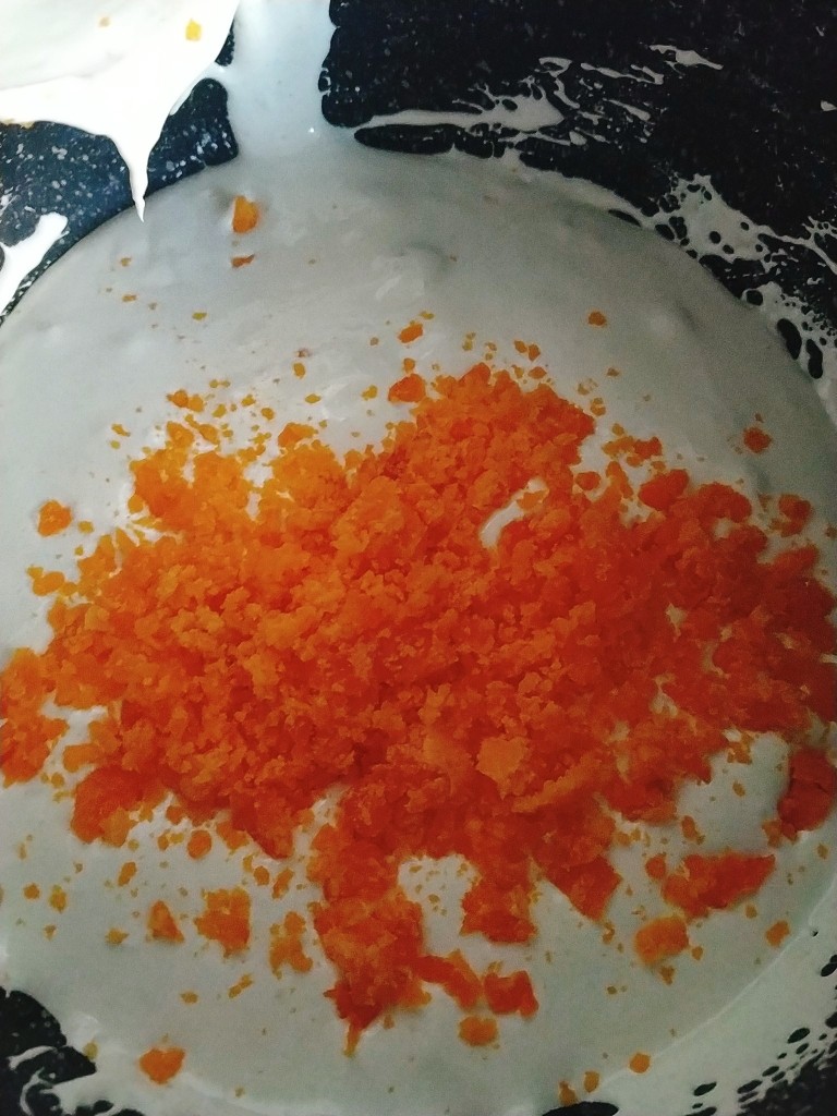 网红海苔肉松咸蛋黄雪花酥,加入咸蛋黄碎搅拌均匀；