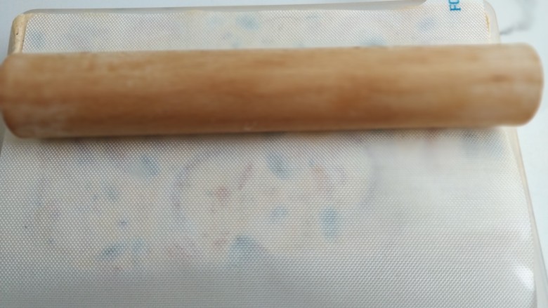 网红海苔肉松咸蛋黄雪花酥,用牛轧糖硅胶垫盖在雪花酥上，擀面杖擀平；