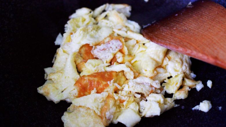 补钙养生的包菜炒鸡蛋,把鸡蛋液炒至凝固变成金黄色后，盛出备用。