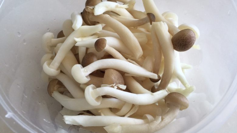 彩椒炒双菇,蘑菇洗净