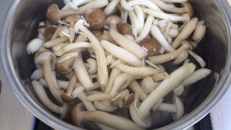 彩椒炒双菇,锅内烧开水，放入蘑菇焯水半分钟