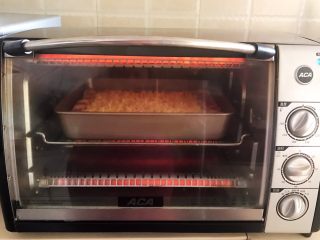 香肠苹果披萨,把烤盘放入烤箱，上下火180W烤20分钟