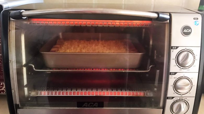 香肠苹果披萨,把烤盘放入烤箱，上下火180W烤20分钟