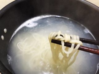 鸡汁汤面,面条煮至于硬芯后捞出沥干水