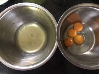 6寸巧克力戚风,鸡蛋分离蛋白蛋黄，放蛋白的盆切记一定要无水无油
