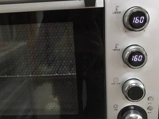 6寸巧克力戚风,此时烤箱预热160度