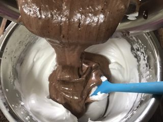 6寸巧克力戚风,再将翻拌好的糊倒入蛋白中继续翻拌均匀